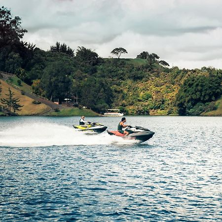The Boato Hotel Guatape Luaran gambar Jet skiing on Lake Awoiti