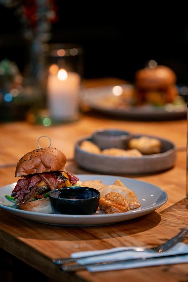 The Boato Hotel Guatape Luaran gambar A burger at the restaurant
