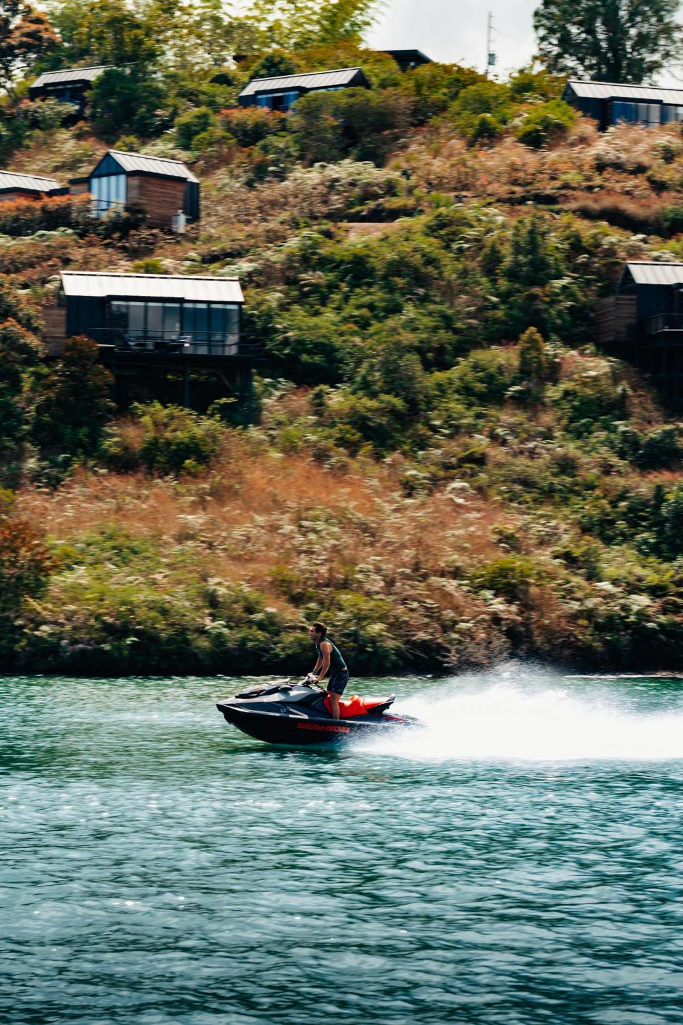 The Boato Hotel Guatape Luaran gambar Jet skiing on the Waikato River