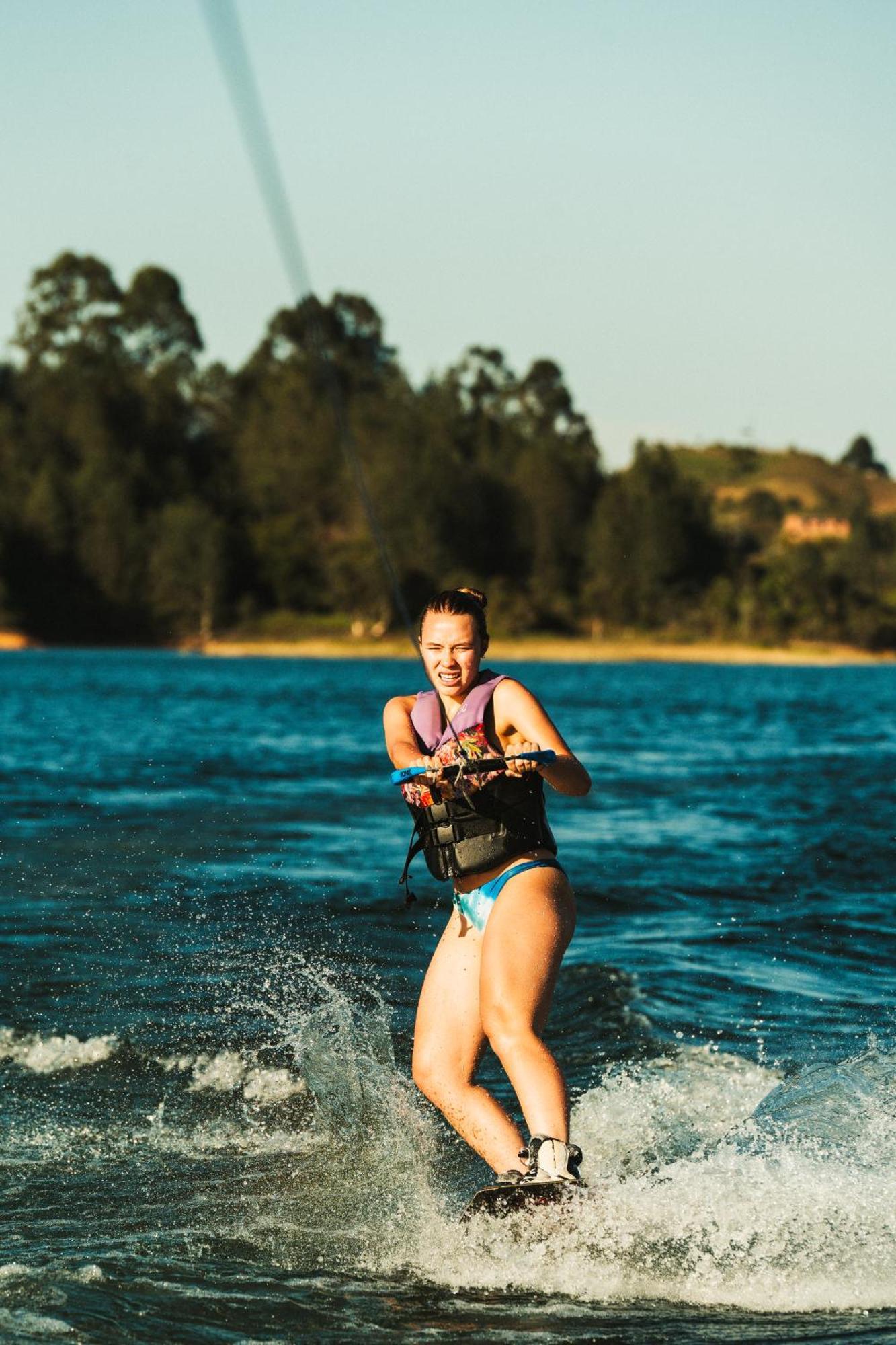 The Boato Hotel Guatape Luaran gambar A woman waterskiing
