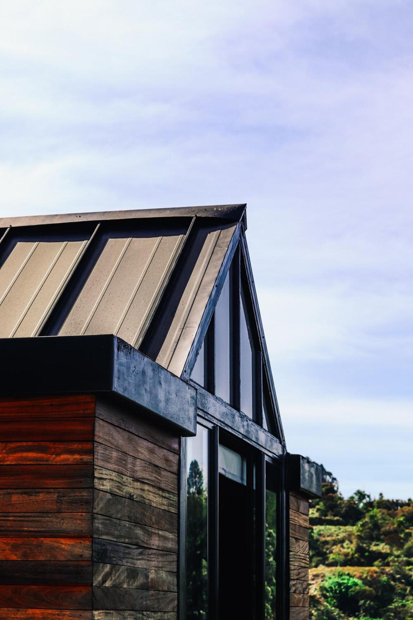 The Boato Hotel Guatape Luaran gambar Standing seam metal roofing