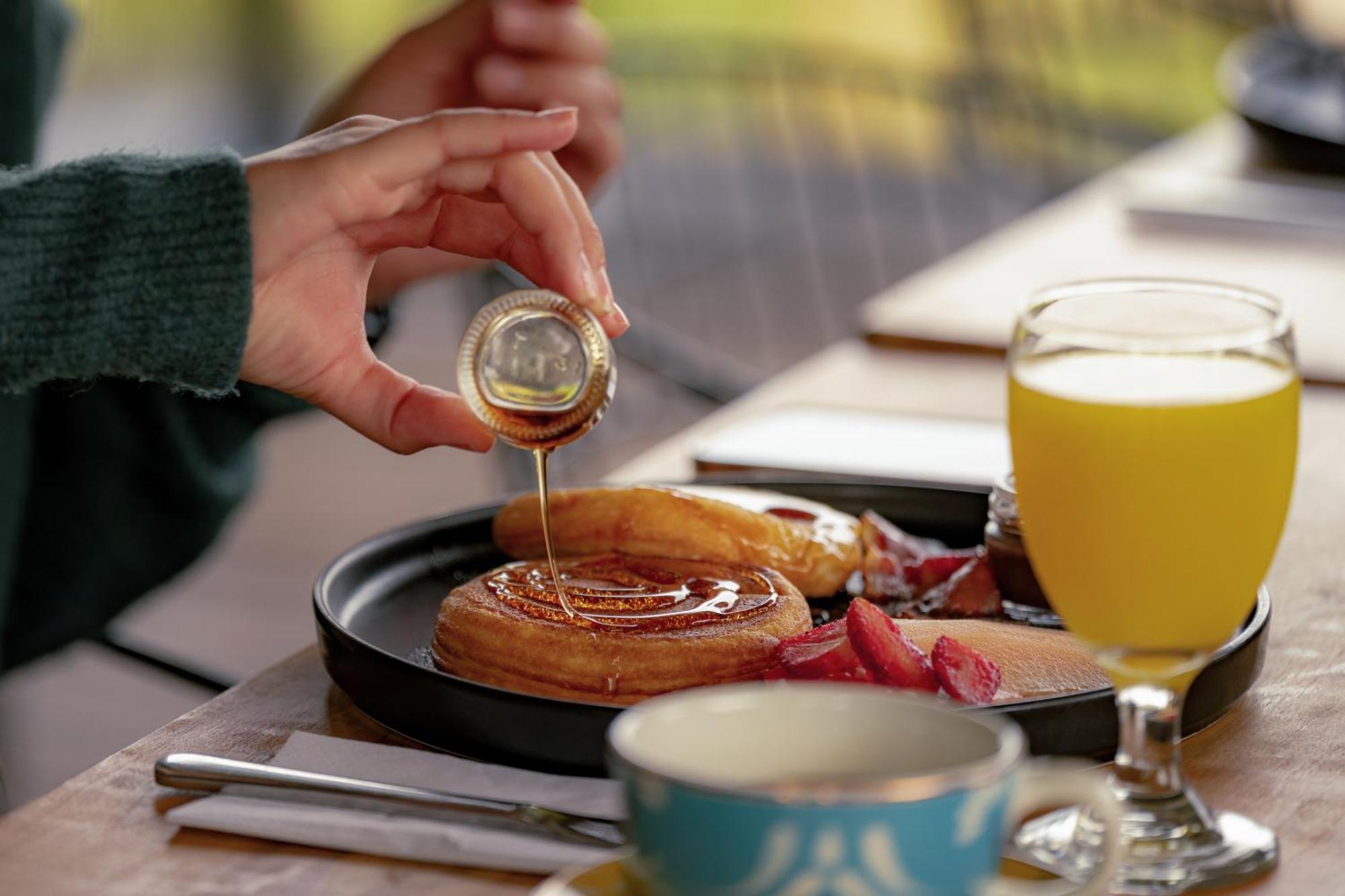 The Boato Hotel Guatape Luaran gambar Maple syrup being drizzled on a pastry