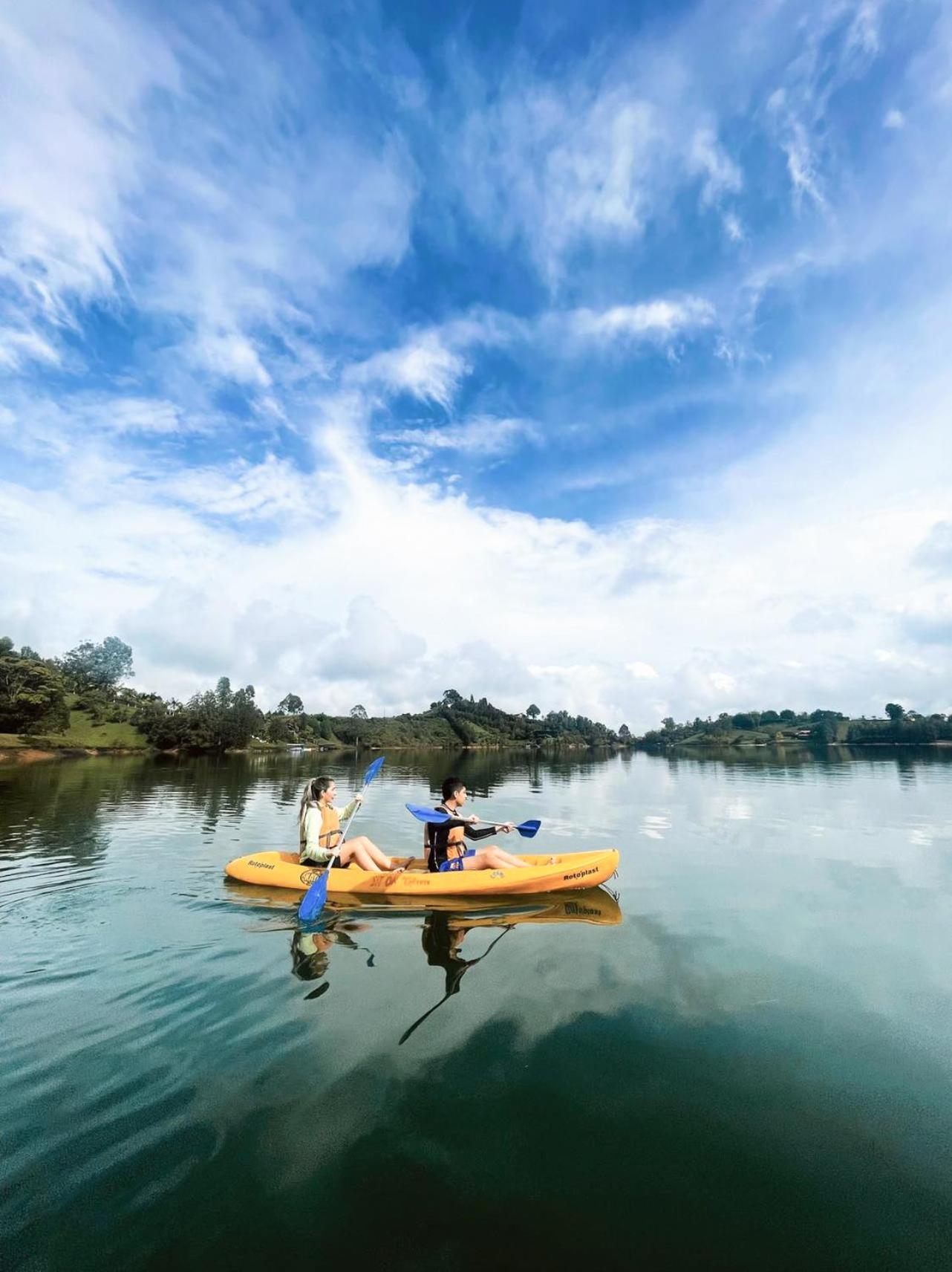 The Boato Hotel Guatape Luaran gambar Kayaking at the lake