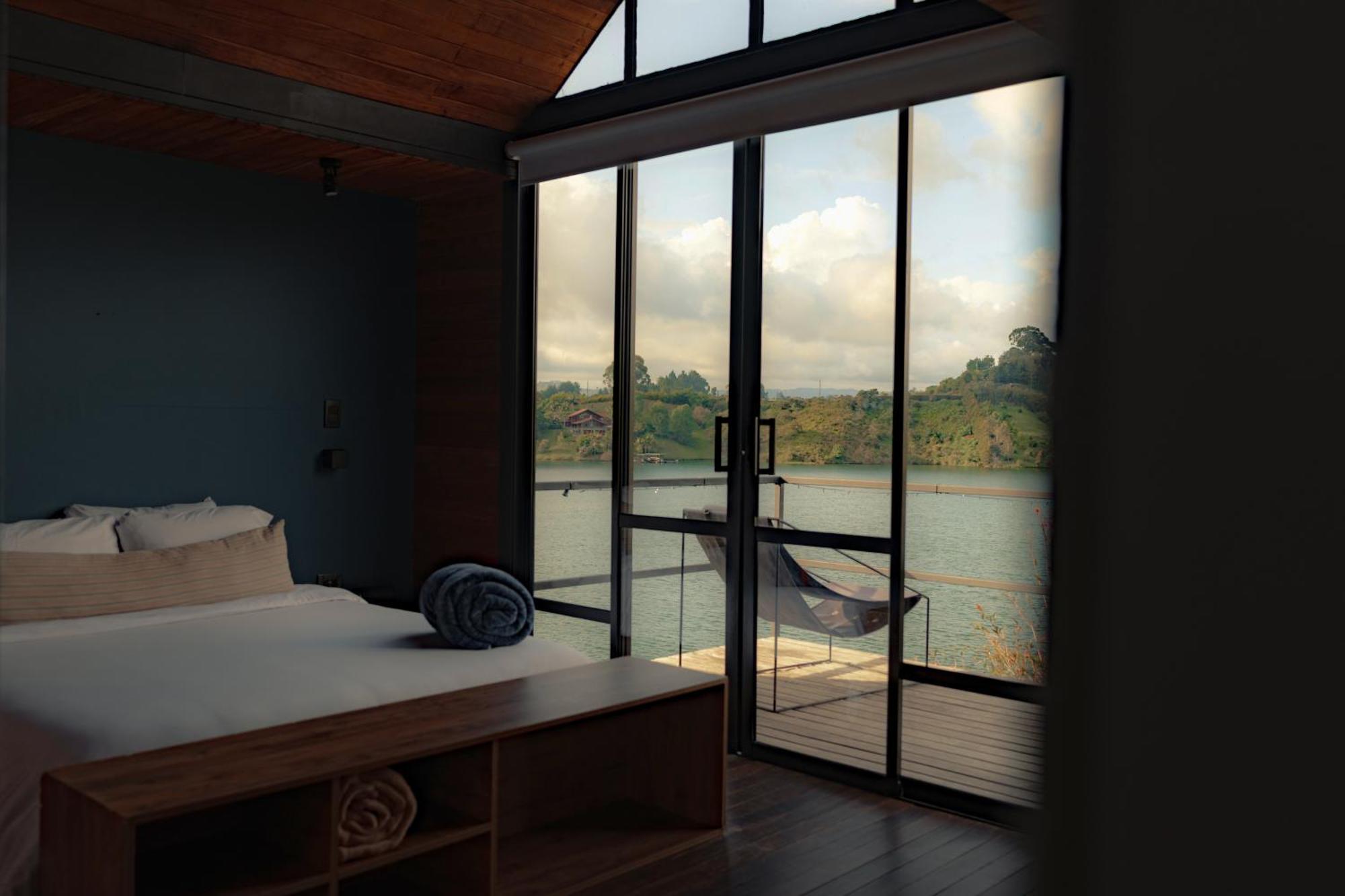 The Boato Hotel Guatape Luaran gambar A bedroom with a view of the river