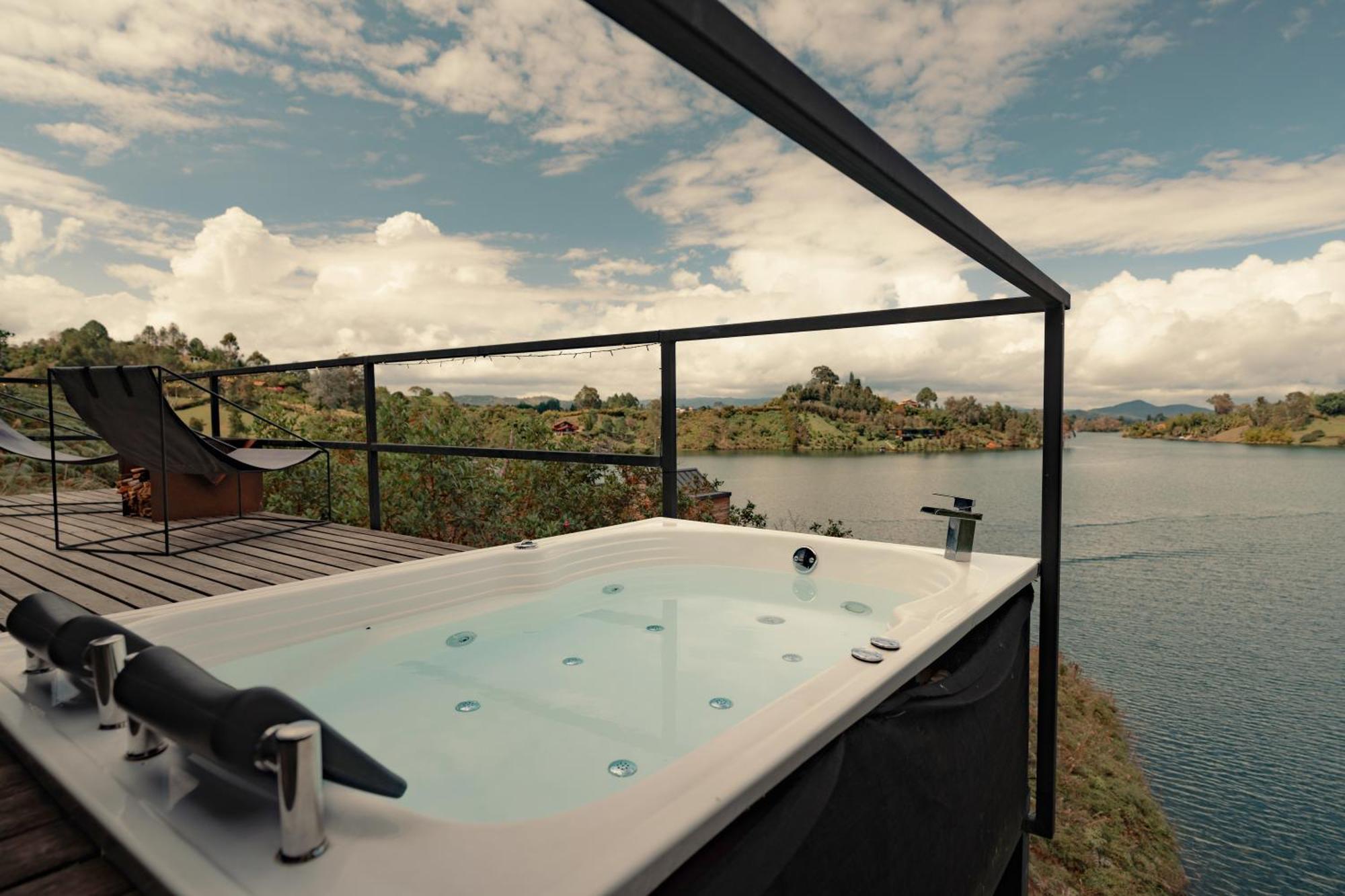 The Boato Hotel Guatape Luaran gambar A hot tub with a lake view