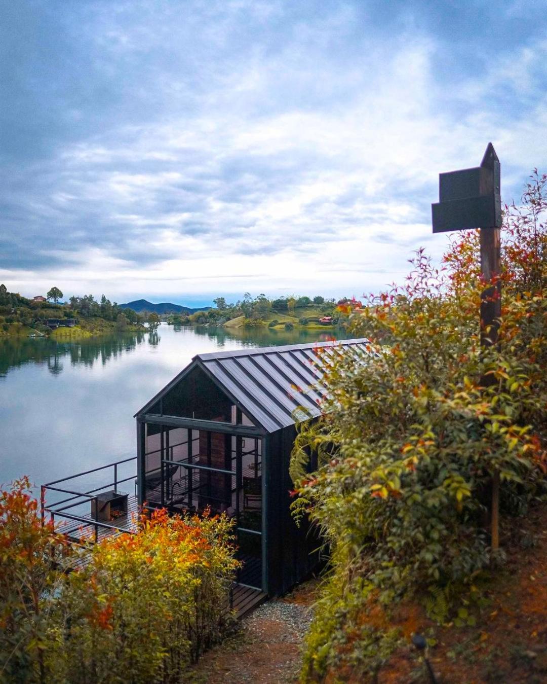 The Boato Hotel Guatape Luaran gambar The lake of the former quarry