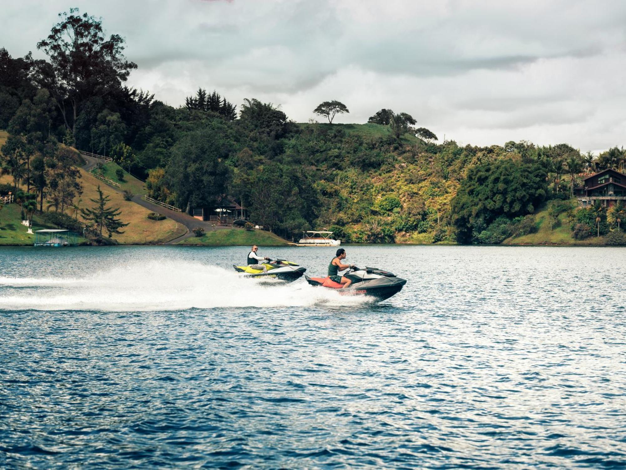 The Boato Hotel Guatape Luaran gambar Jet skiing on Lake Awoiti