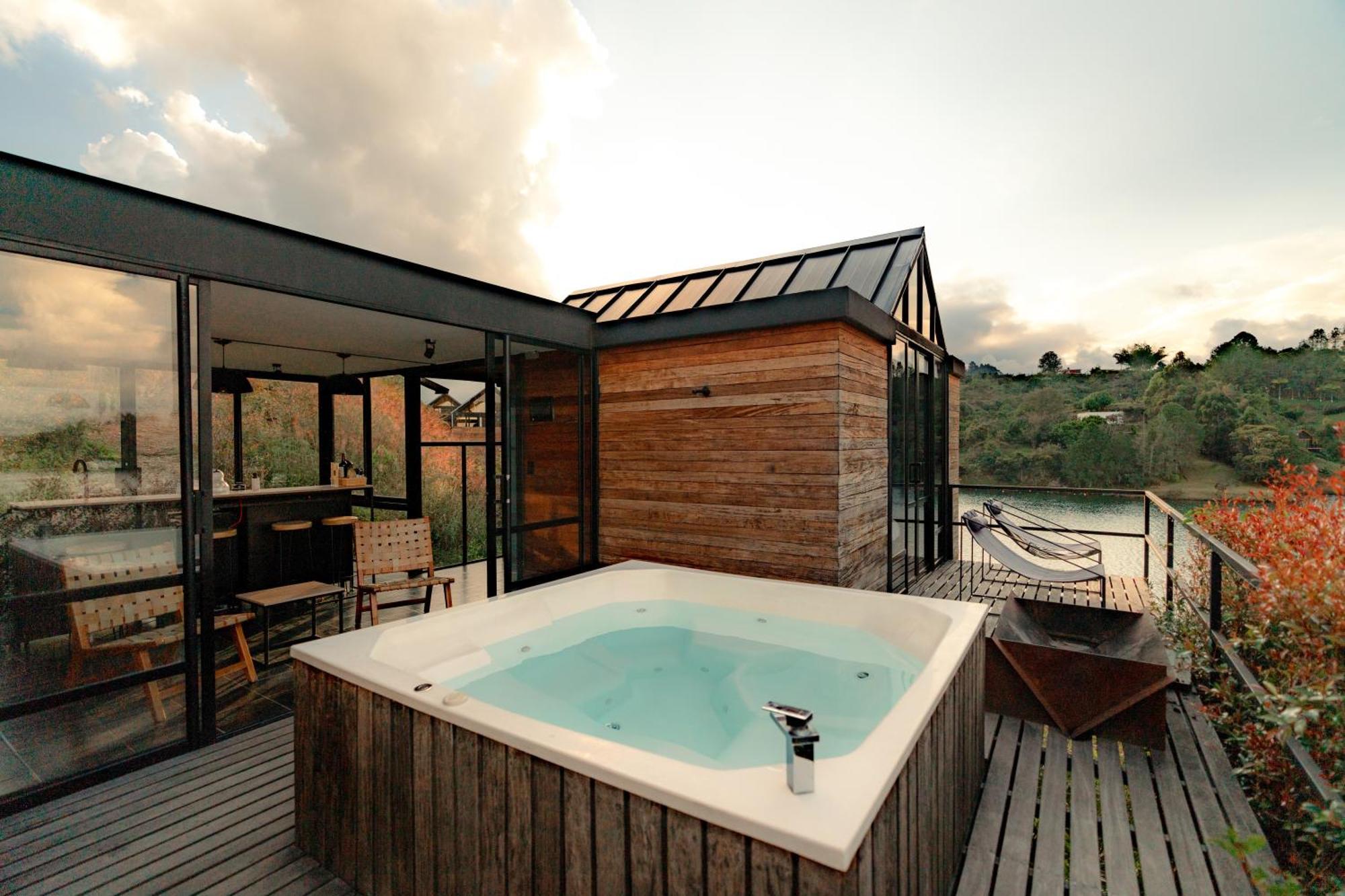 The Boato Hotel Guatape Luaran gambar A hot tub on a rooftop